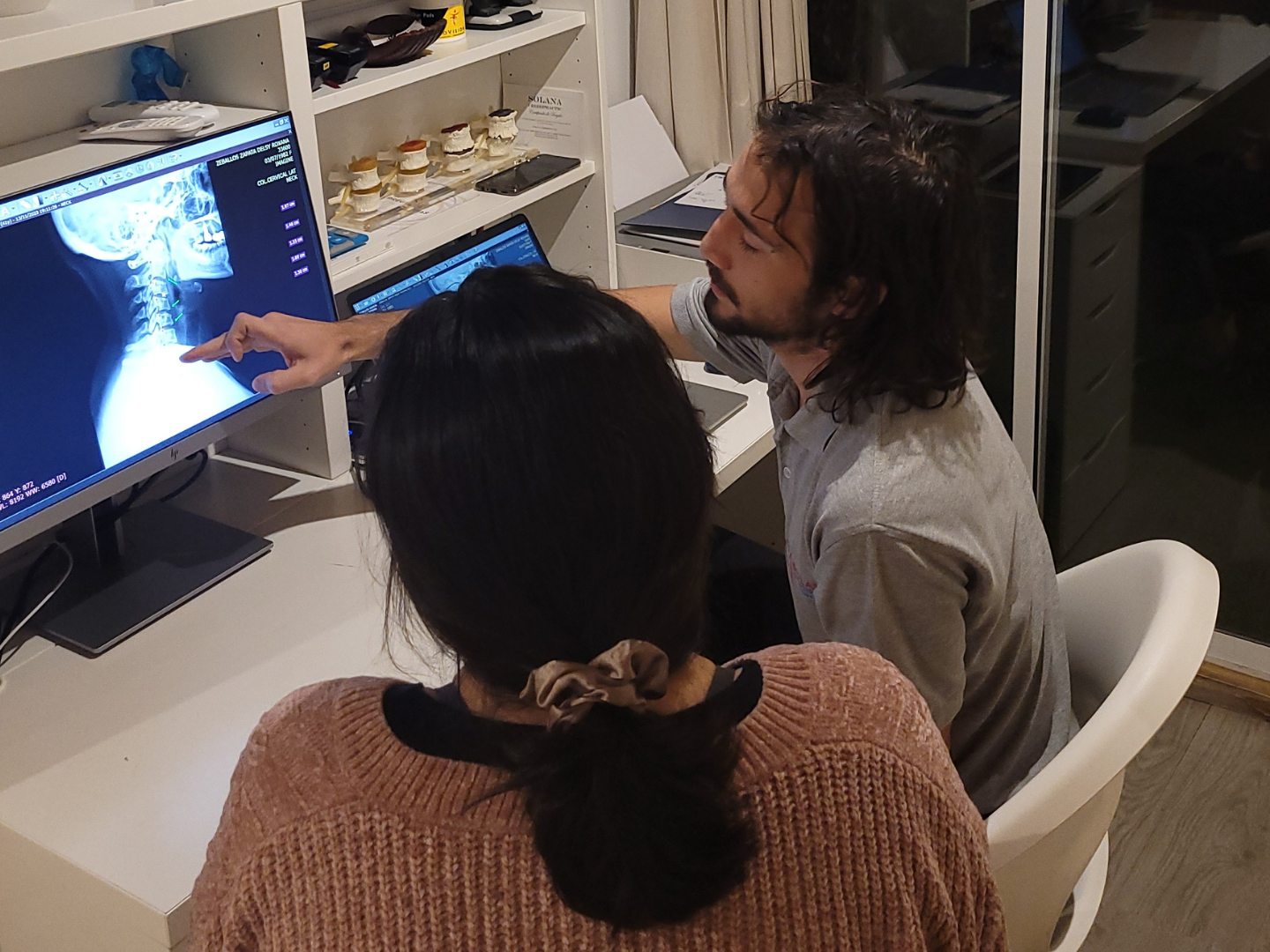 Doctor explicando radiografía